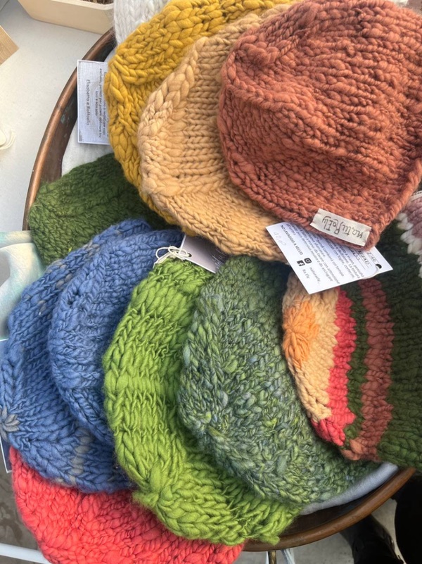 Cappelli in lana merino tinti in matassa, allineati su un vassoio
