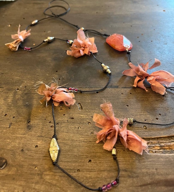 Perlina — collana in fiori di seta, archivio natuRa.Ely