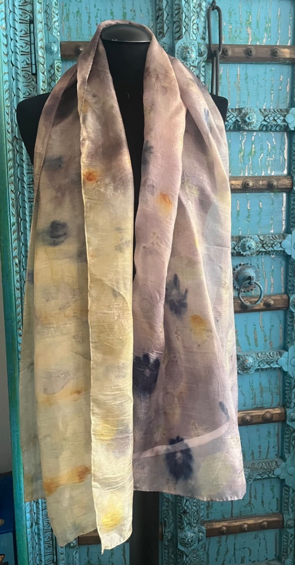 Fiori blu — sciarpa lunga in seta ecoprint, archivio natuRa.Ely