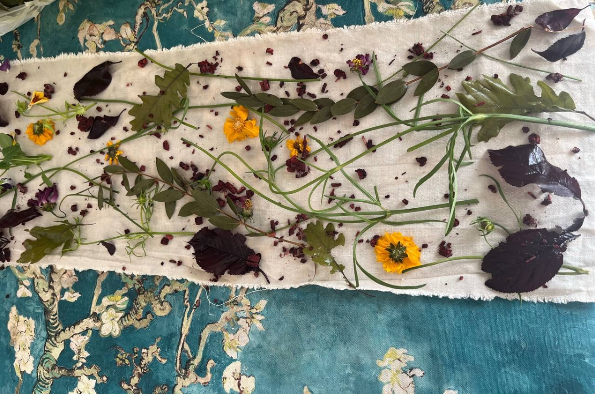Fiori e foglie posati a mano su una sciarpa di cotone prima della stampa a ecoprint