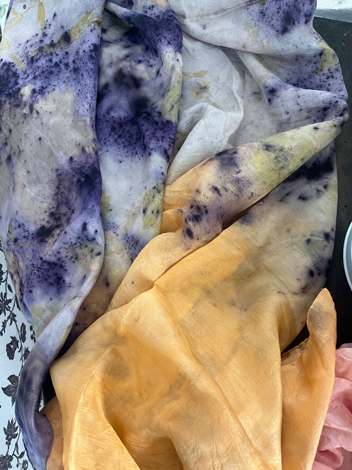 Seta gialla stampata a ecoprint con foglie viola nel laboratorio di tintura vegetale natuRa.Ely