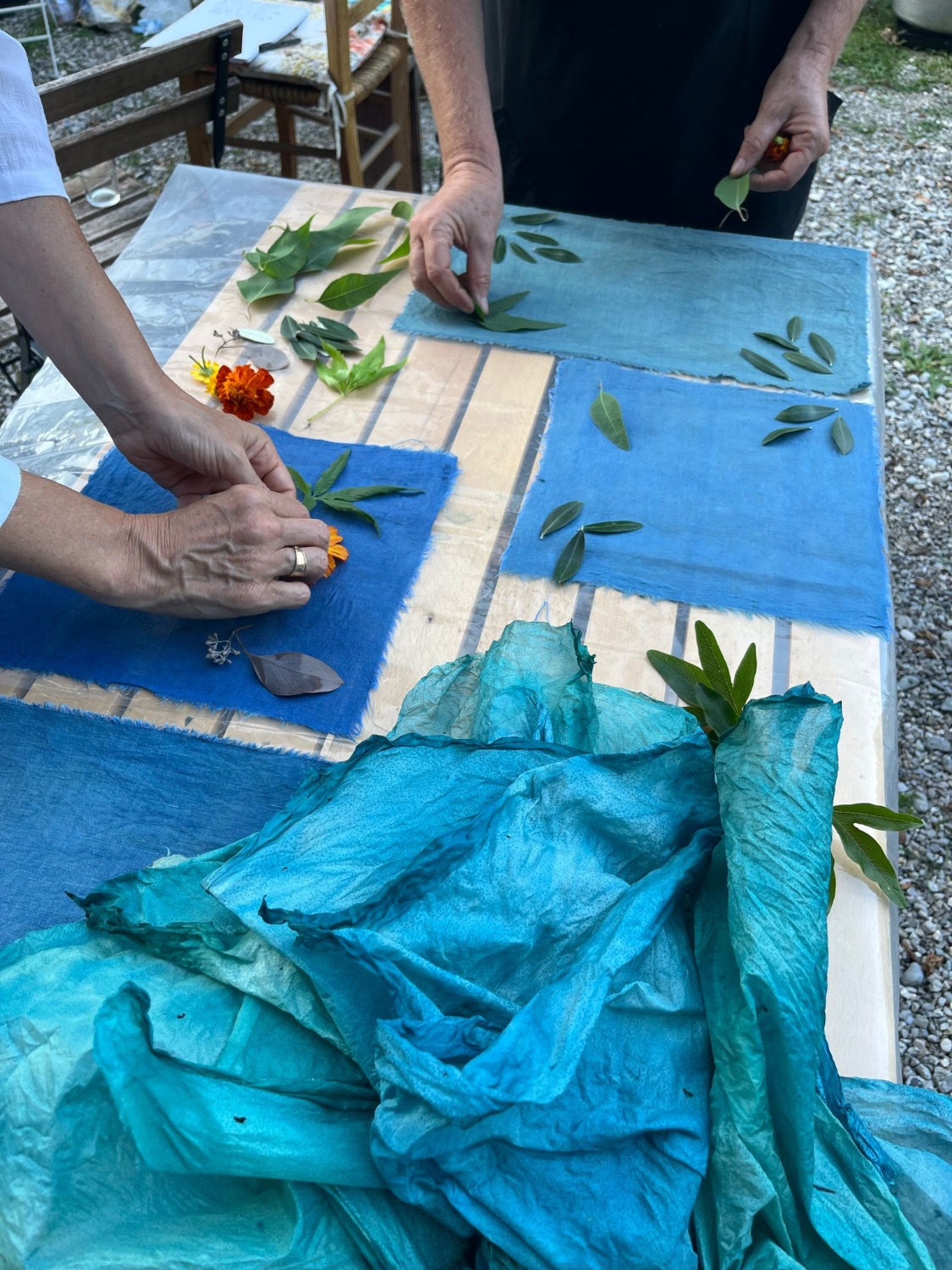 Seta turchese in lavorazione sui tavoli del laboratorio di tintura naturale