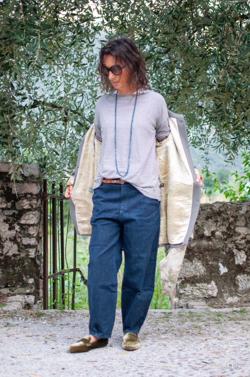 Open on the lining — Pelèr N° I, grey wool, cashmere and alpaca coat with standing collar, handmade in the natuRa.Ely atelier in Arco, Lake Garda