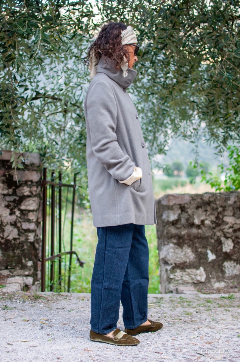 The collar, in profile — Pelèr N° I, grey wool, cashmere and alpaca coat with standing collar, handmade in the natuRa.Ely atelier in Arco, Lake Garda