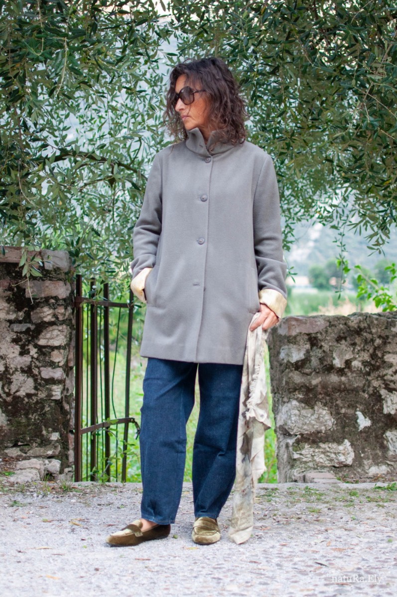 Front — Pelèr N° I, grey wool, cashmere and alpaca coat with standing collar, handmade in the natuRa.Ely atelier in Arco, Lake Garda