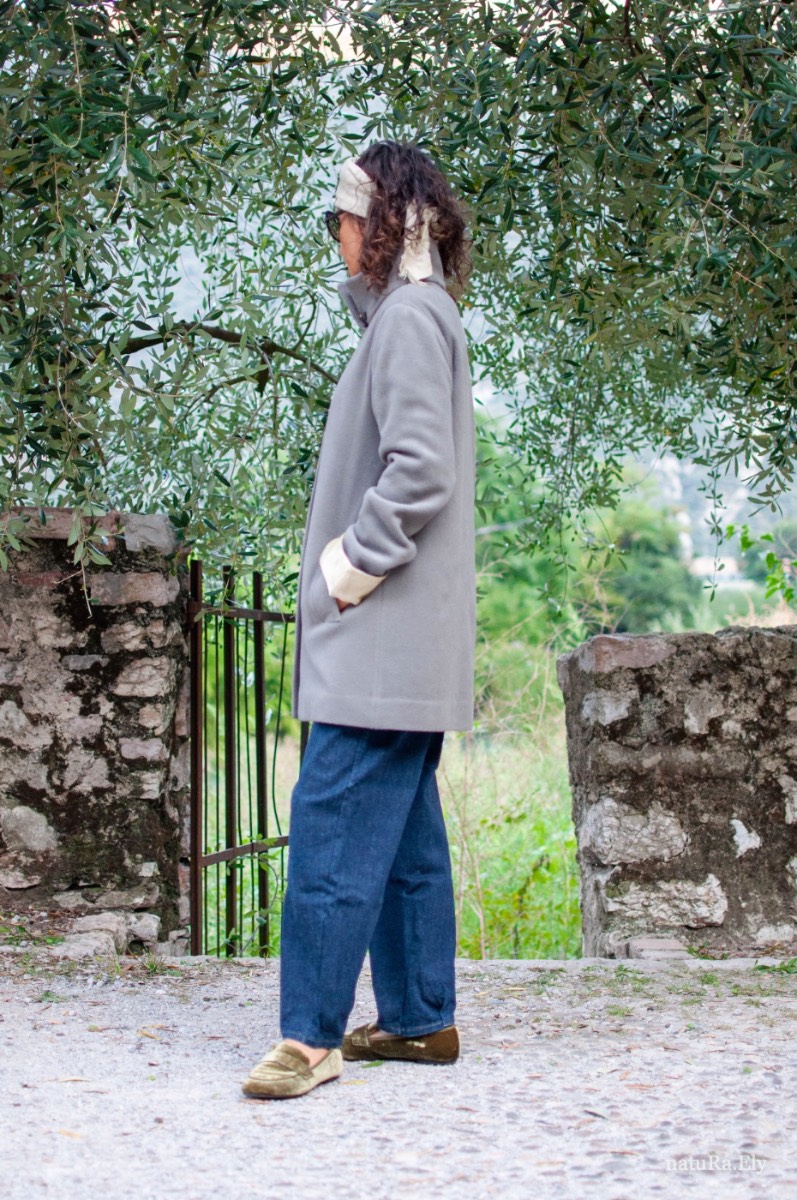 The welt pockets — Pelèr N° I, grey wool, cashmere and alpaca coat with standing collar, handmade in the natuRa.Ely atelier in Arco, Lake Garda