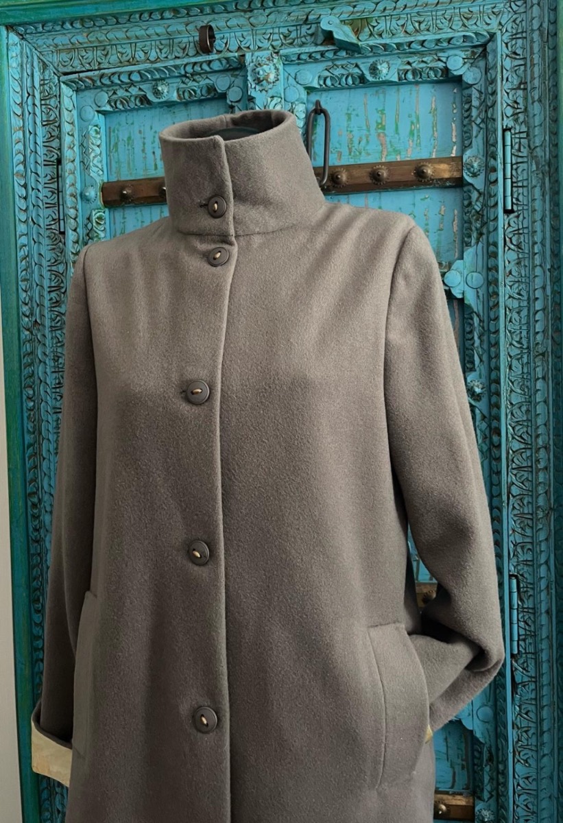 The collar, closed high — Pelèr N° I, grey wool, cashmere and alpaca coat with standing collar, handmade in the natuRa.Ely atelier in Arco, Lake Garda
