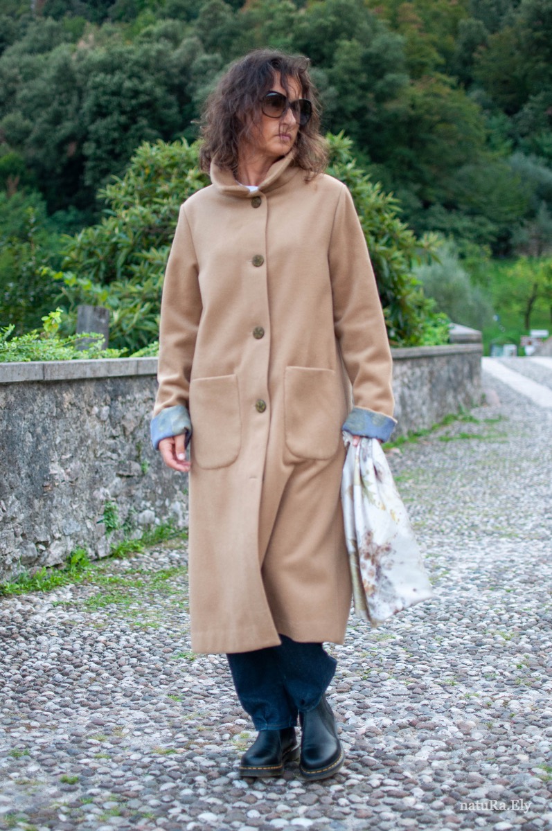 The square collar — Pelèr N° II, camel wool and cashmere seven-eighths coat, handmade in the natuRa.Ely atelier in Arco, Lake Garda