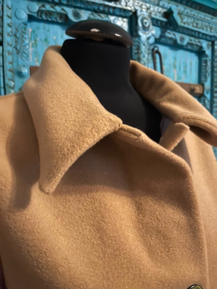 The square collar, from inside — Pelèr N° II, camel wool and cashmere seven-eighths coat, handmade in the natuRa.Ely atelier in Arco, Lake Garda