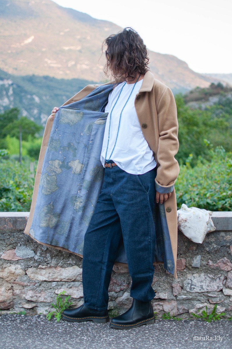 Open on the silk — Pelèr N° II, camel wool and cashmere seven-eighths coat, handmade in the natuRa.Ely atelier in Arco, Lake Garda