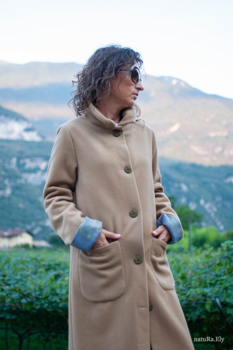 The cuffs — Pelèr N° II, camel wool and cashmere seven-eighths coat, handmade in the natuRa.Ely atelier in Arco, Lake Garda