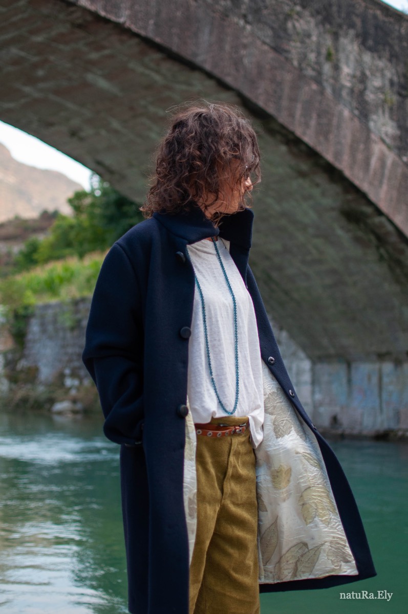 The patch pockets — Pelèr N° III, midnight-blue wool and cashmere coat with vintage buttons, handmade in the natuRa.Ely atelier in Arco, Lake Garda
