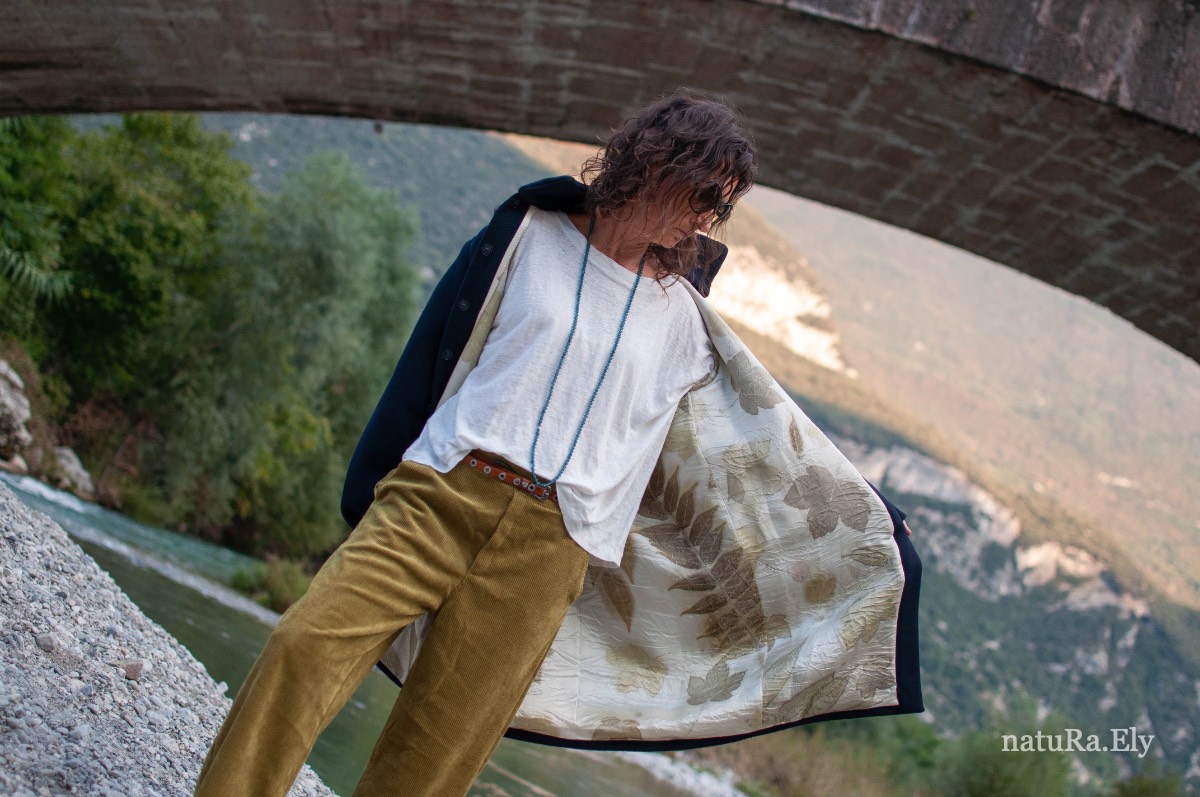 In the wind — Pelèr N° III, midnight-blue wool and cashmere coat with vintage buttons, handmade in the natuRa.Ely atelier in Arco, Lake Garda