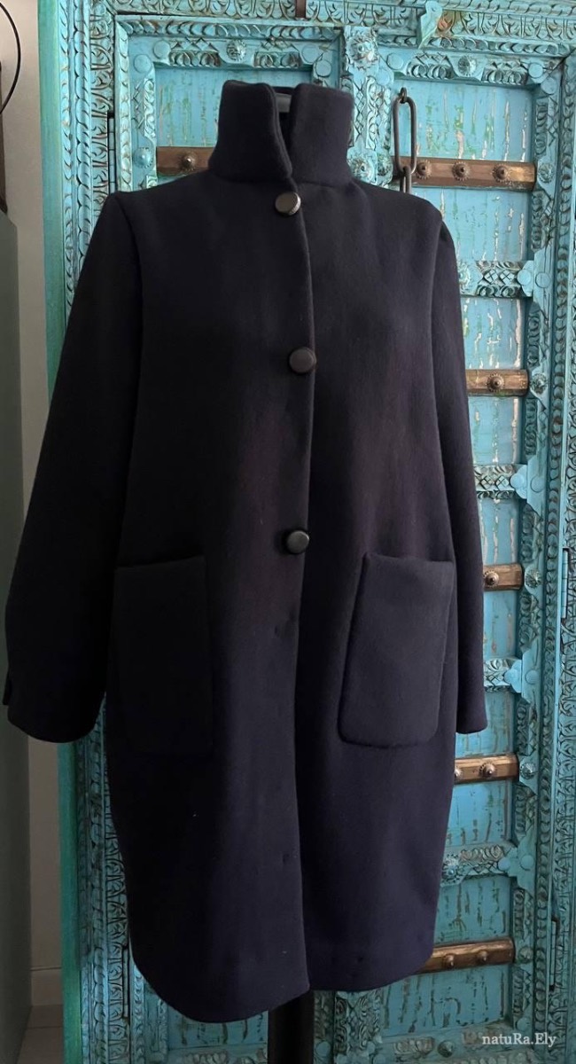 The midnight blue — Pelèr N° III, midnight-blue wool and cashmere coat with vintage buttons, handmade in the natuRa.Ely atelier in Arco, Lake Garda