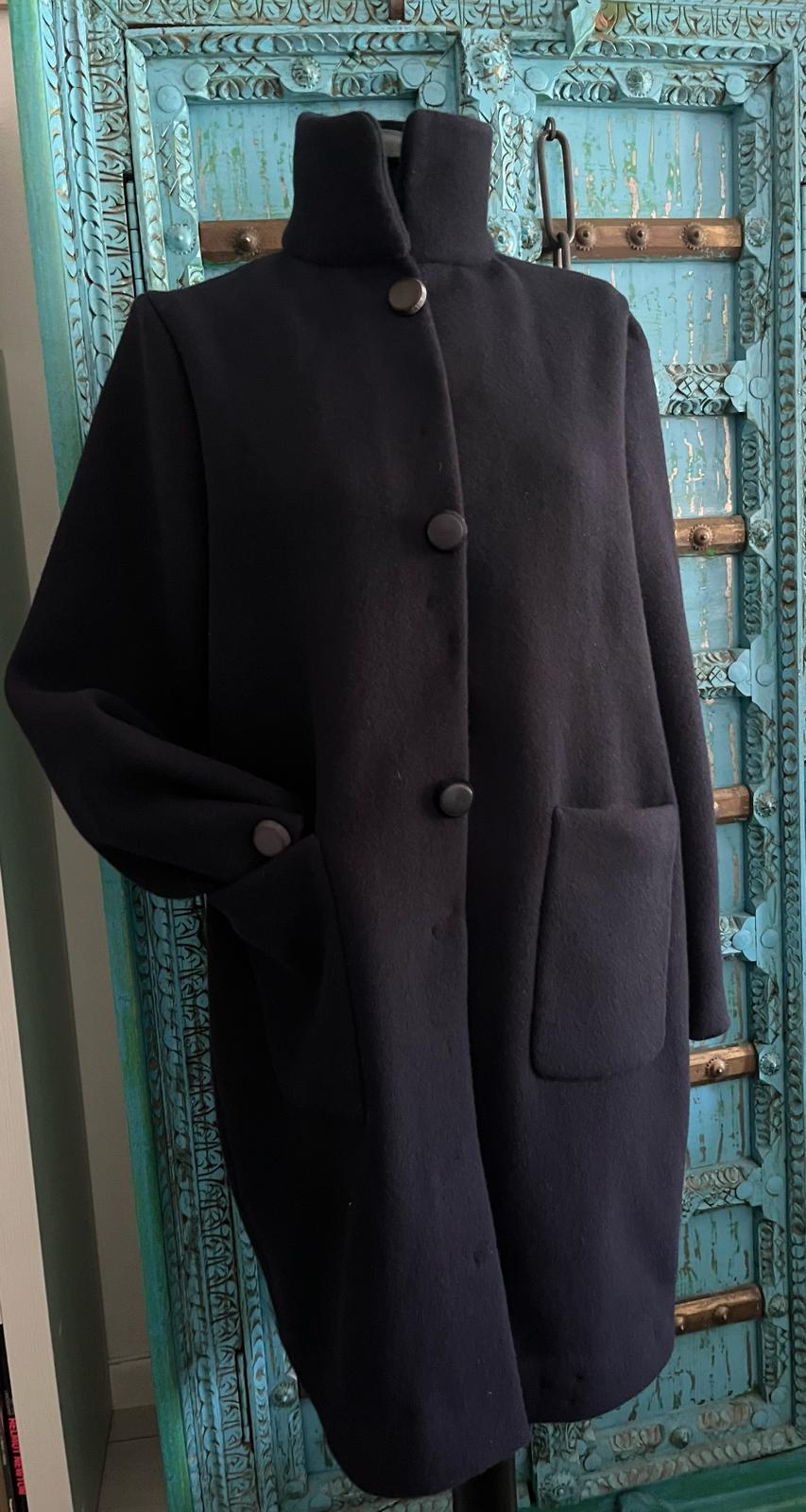 Three-quarter view — Pelèr N° III, midnight-blue wool and cashmere coat with vintage buttons, handmade in the natuRa.Ely atelier in Arco, Lake Garda