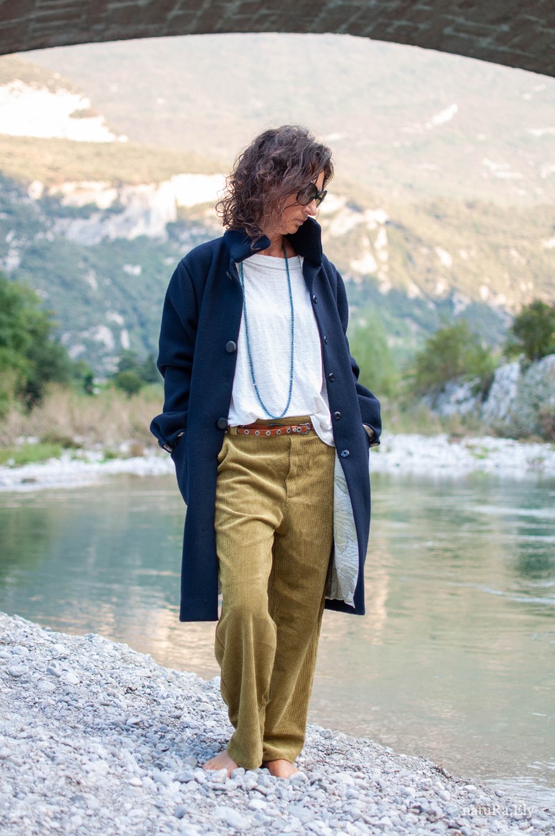 The buttons from the fifties — Pelèr N° III, midnight-blue wool and cashmere coat with vintage buttons, handmade in the natuRa.Ely atelier in Arco, Lake Garda