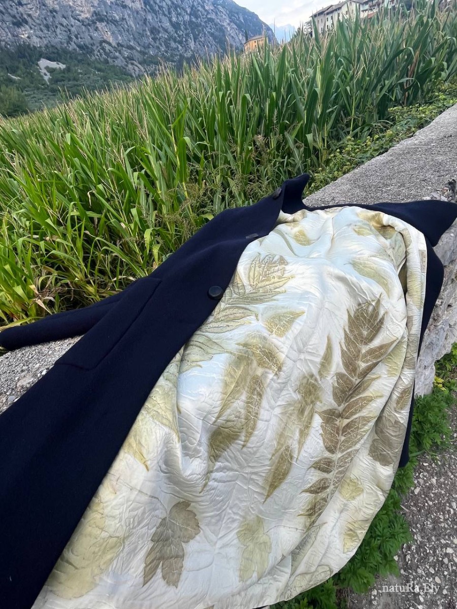 The cloth, laid out in the sun — Pelèr N° III, midnight-blue wool and cashmere coat with vintage buttons, handmade in the natuRa.Ely atelier in Arco, Lake Garda
