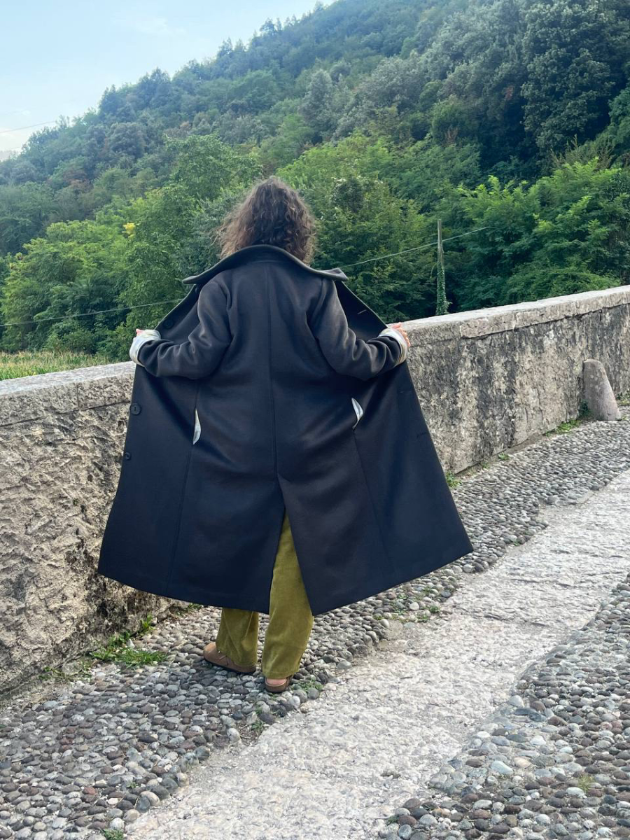 The vent, at the back — Pelèr N° IV, dark taupe wool and cashmere coat with concealed pocket, handmade in the natuRa.Ely atelier in Arco, Lake Garda