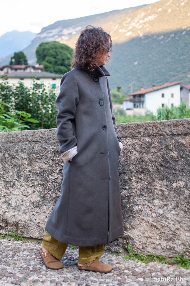 The concealed pocket — Pelèr N° IV, dark taupe wool and cashmere coat with concealed pocket, handmade in the natuRa.Ely atelier in Arco, Lake Garda