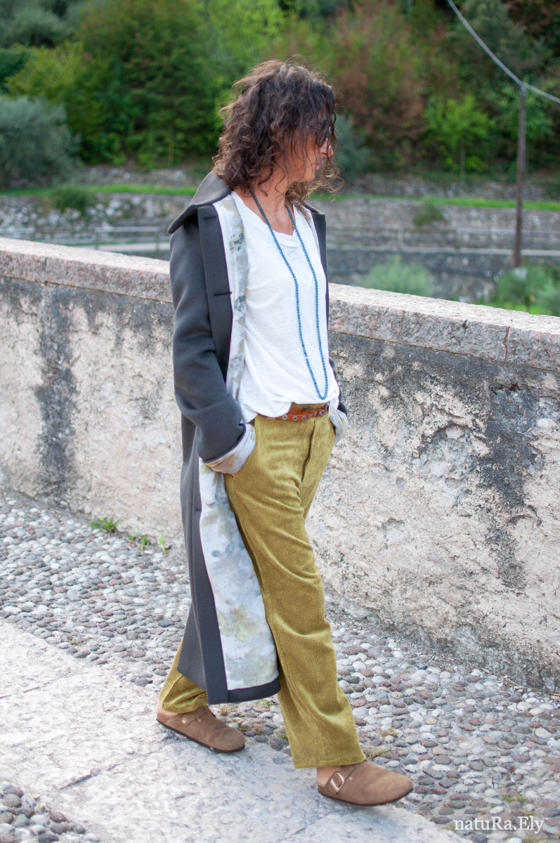 The collar and its button — Pelèr N° IV, dark taupe wool and cashmere coat with concealed pocket, handmade in the natuRa.Ely atelier in Arco, Lake Garda