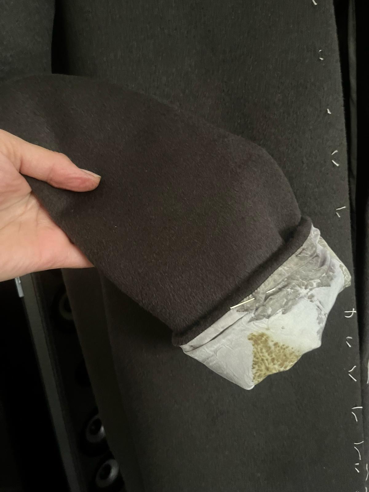 The turn-back of the sleeve — Pelèr N° IV, dark taupe wool and cashmere coat with concealed pocket, handmade in the natuRa.Ely atelier in Arco, Lake Garda