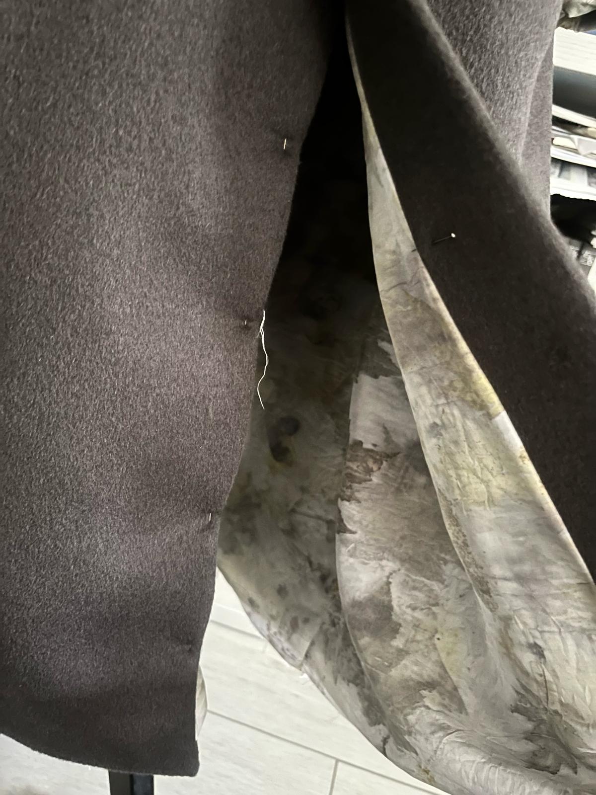 The back vent — Pelèr N° IV, dark taupe wool and cashmere coat with concealed pocket, handmade in the natuRa.Ely atelier in Arco, Lake Garda