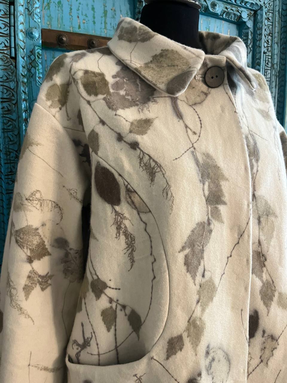 The standing collar with rounded points, on the mannequin