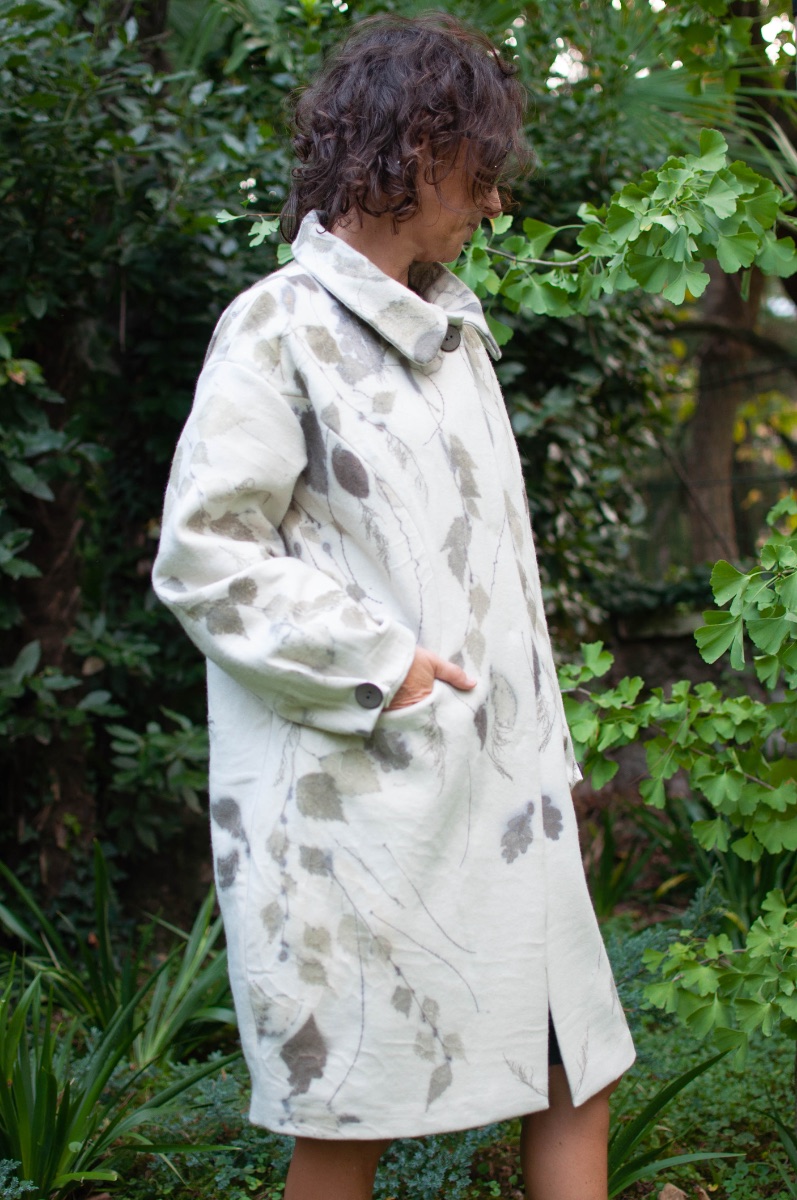 Pelèr N° V in profile, a hand in the pocket set into the dart