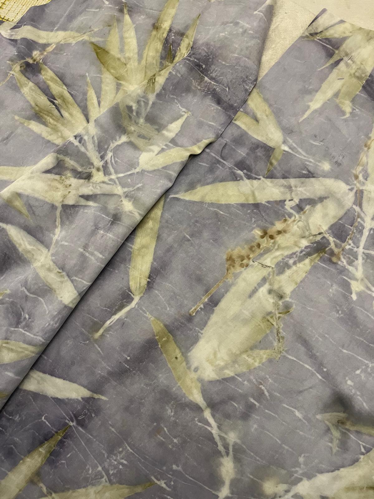 Seta stampata a ecoprint con foglie di bambù, laboratorio natuRa.Ely